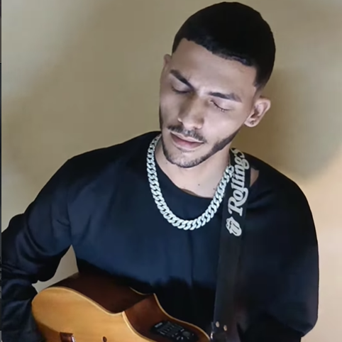 Rayner Melth tocando el laúd cubano